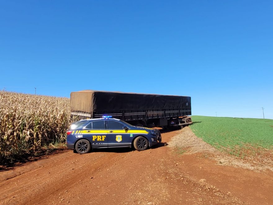 Vídeo: carreta paraguaia carregada de cigarros contrabandeados é apreendida em Cascavel após perseguição
