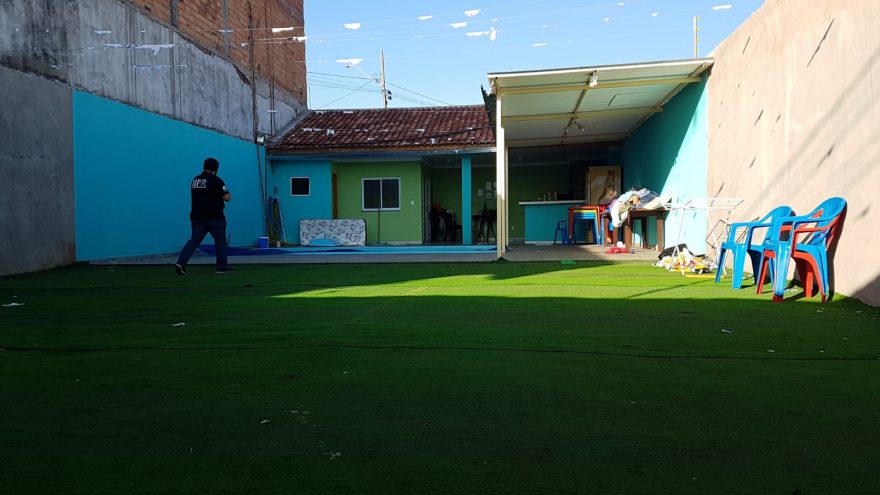 Caminhoneiro vítima de sequestro passa por exame de corpo de delito; Polícia Civil faz perícia em cativeiro