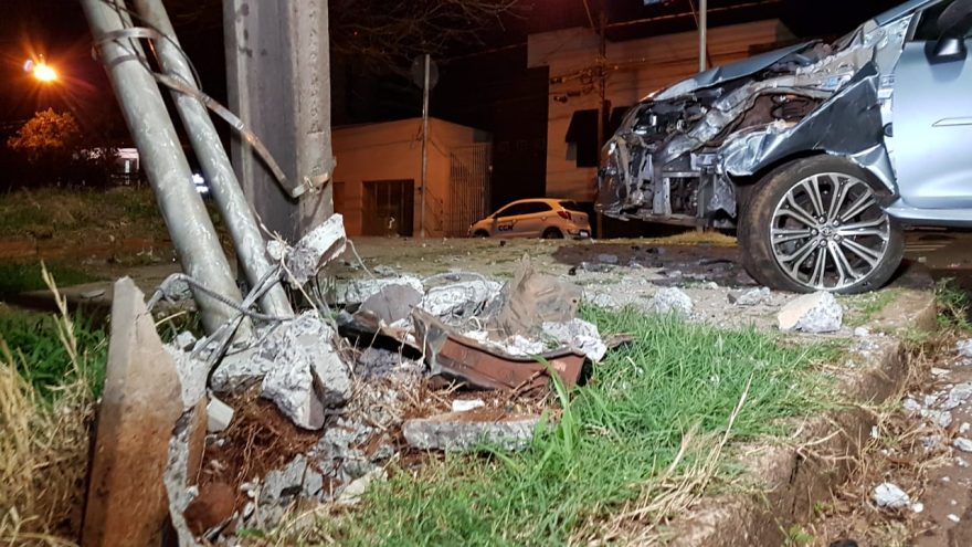 Condutor perde controle do Toyota Corolla e acerta poste no Centro