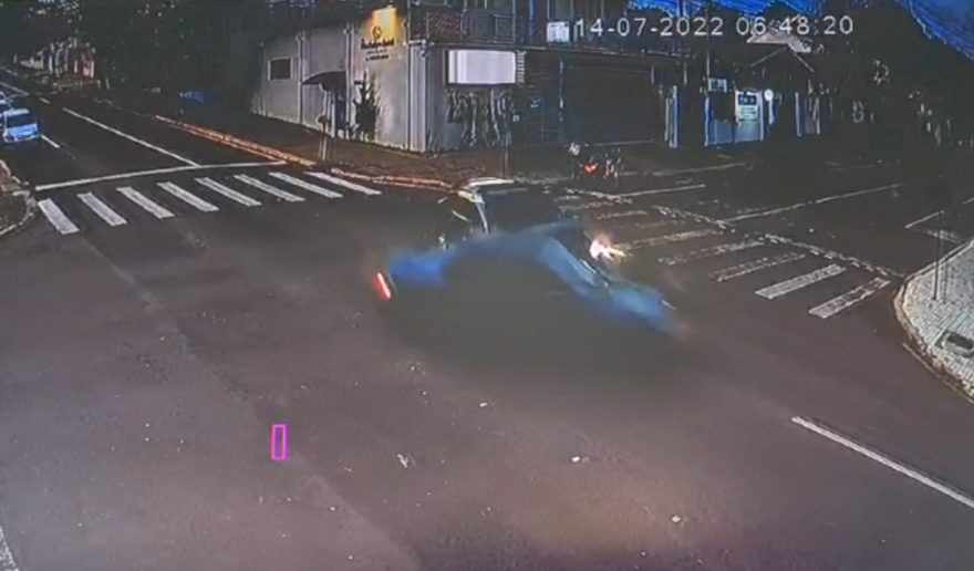 Câmera registra forte colisão entre carros na Rua Cuiabá
