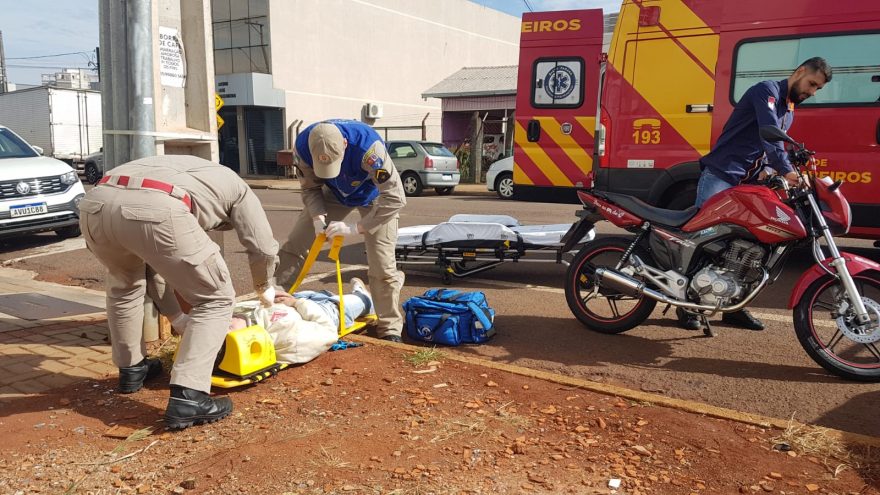 Jovem fica ferido ao sofrer queda de motocicleta no Centro