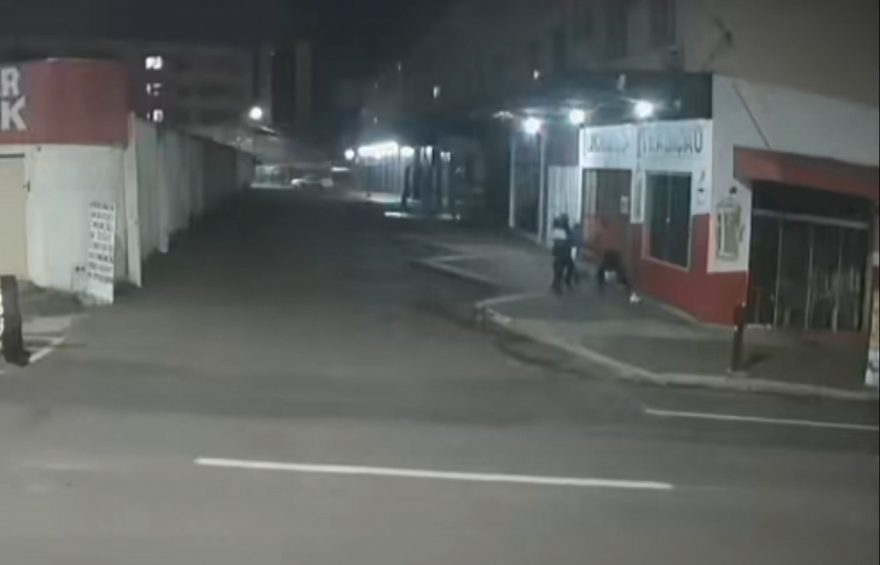 Impressionante: Vídeo mostra homem sendo esfaqueado durante briga no Centro de Cascavel