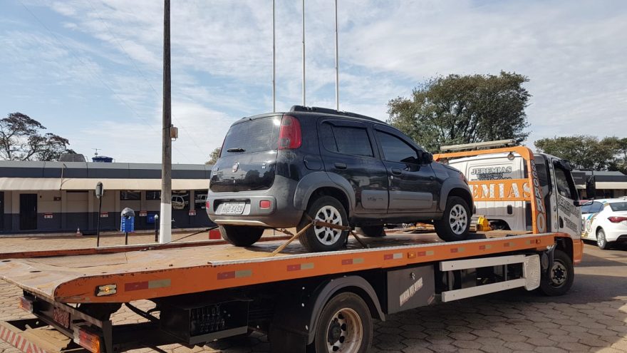 Veículo Fiat Uno que sofreu princípio de incêndio no Universitário é encaminhado ao pátio da delegacia