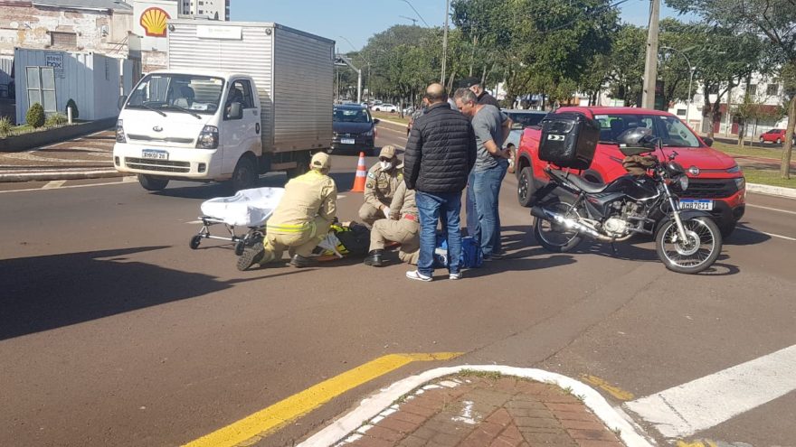 Motociclista fica ferido ao colidir com veículo nas proximidades da praça da bíblia