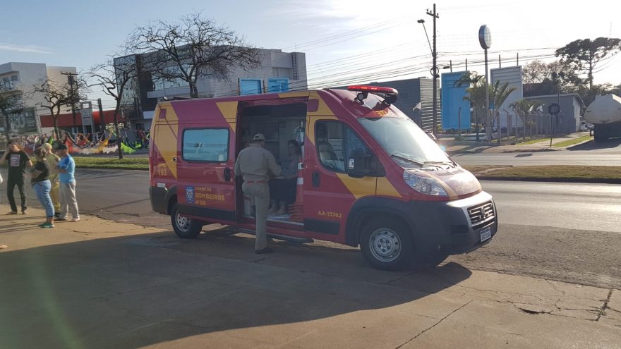 Após freada brusca, passageira de carro bate cabeça contra para-brisas e é socorrida pelo Siate