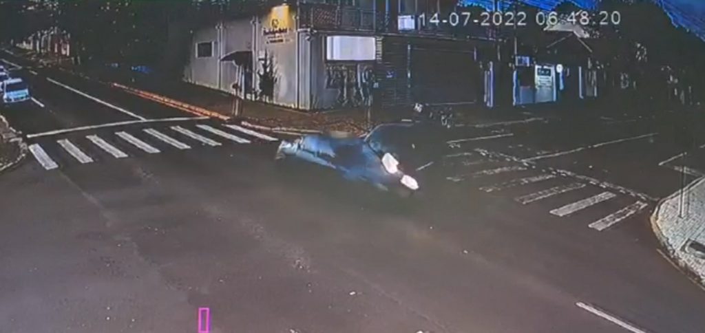 Câmera flagra forte colisão na Rua Cuiabá