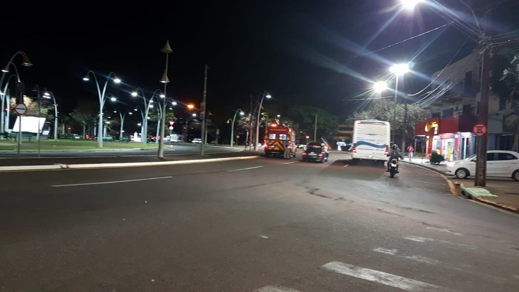 Homem fica ferido ao ser atropelado por ciclista na Praça da Bíblia