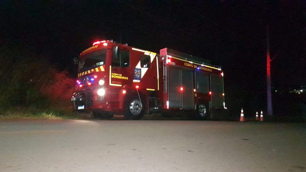 Corpo de Bombeiros é acionado para apagar incêndio em vegetação