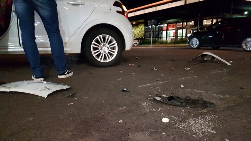 Carro e moto colidem no Centro deixando veículos danificados