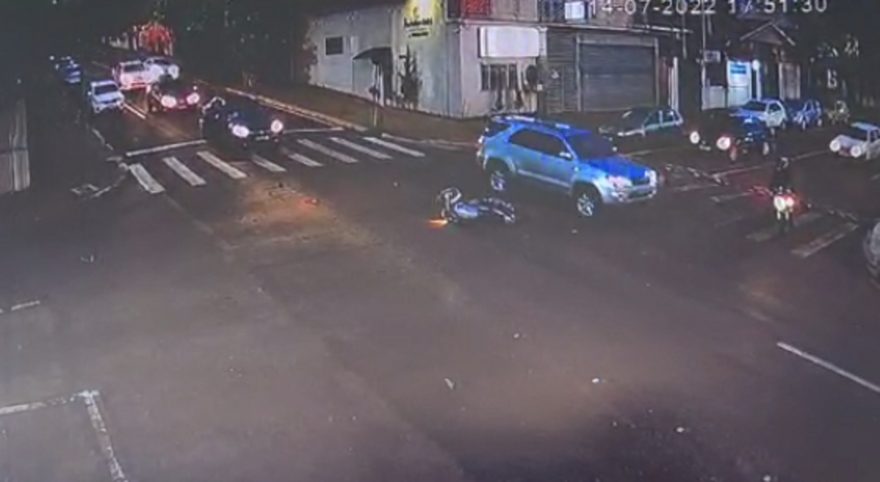 Câmera de segurança registra batida violenta que deixou motociclista ferido