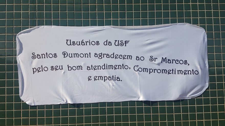 Usuários da USF Santos Dumont homenageiam recepcionista pelo ótimo atendimento