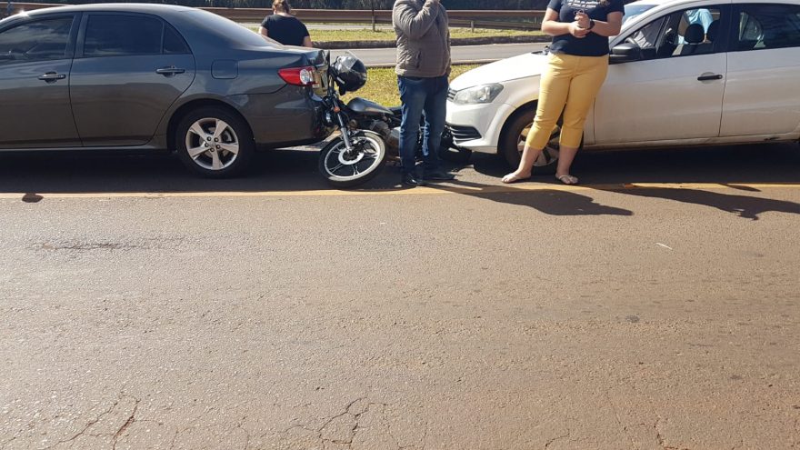 Moto é prensada entre veículos às margens da BR-277, no XIV de Novembro