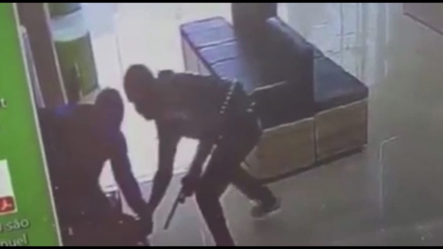 Vídeo mostra assaltantes rendendo segurança durante roubo à agência do Sicredi