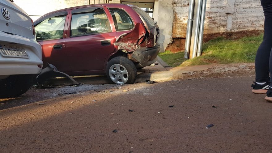 Mulher fica ferida em acidente com caçamba de entulhos no Cancelli
