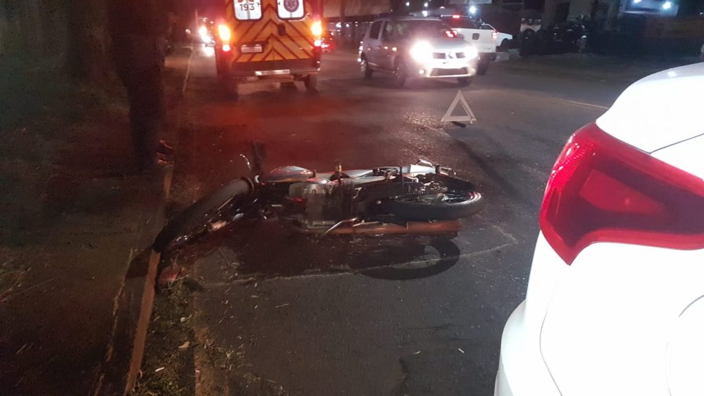 Piloto de motocicleta fica ferido em colisão na Rua Jacarezinho
