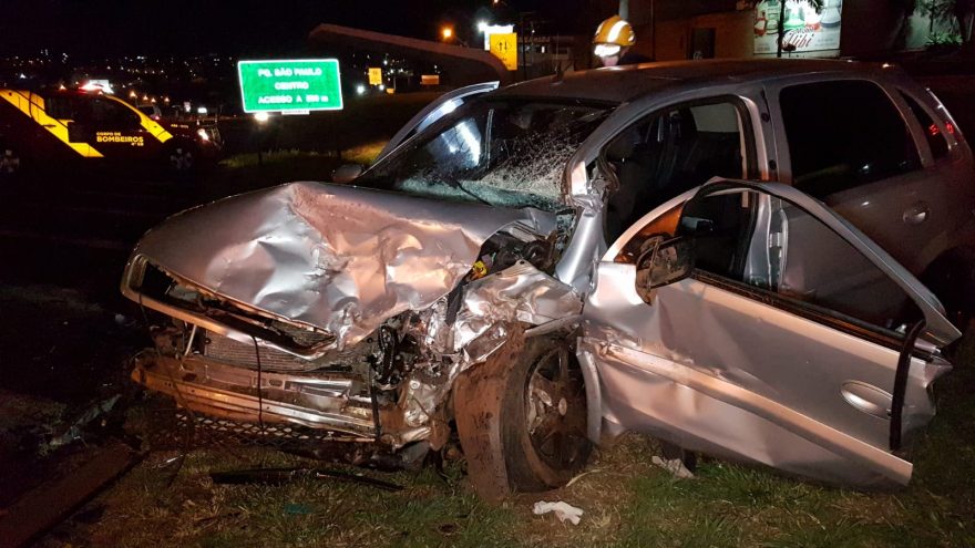 Colisão frontal entre dois carros deixa pessoa gravemente ferida na BR-277, no 14 de Novembro