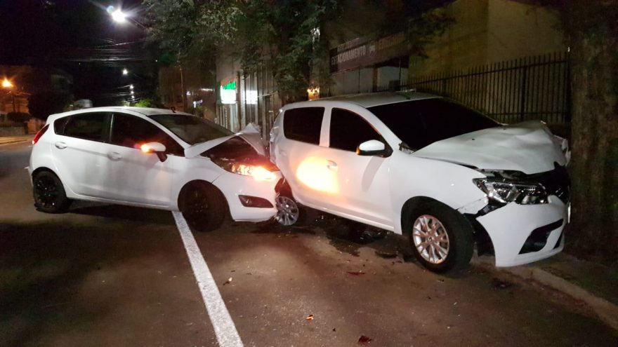 Condutor de Ford Fiesta perde controle e bate na traseira de carro estacionado, na Rua Erechim
