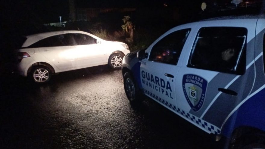 GM recupera veículo de furto e prende dois no Bairro Parque do Ipês