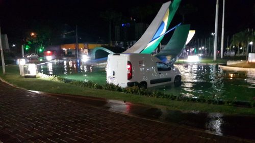 Motorista embriagado cai com veículo dentro do chafariz na Praça do Migrante Motorista embriagado cai com veículo dentro do chafariz na Praça do Migrante