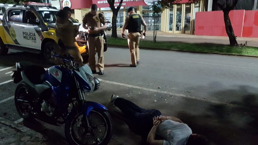 Motociclistas fogem da polícia e são detidos no centro de Cascavel