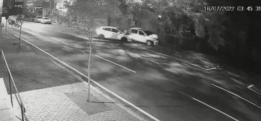 Imagens mostram acidente entre dois veículos na Rua Erechim