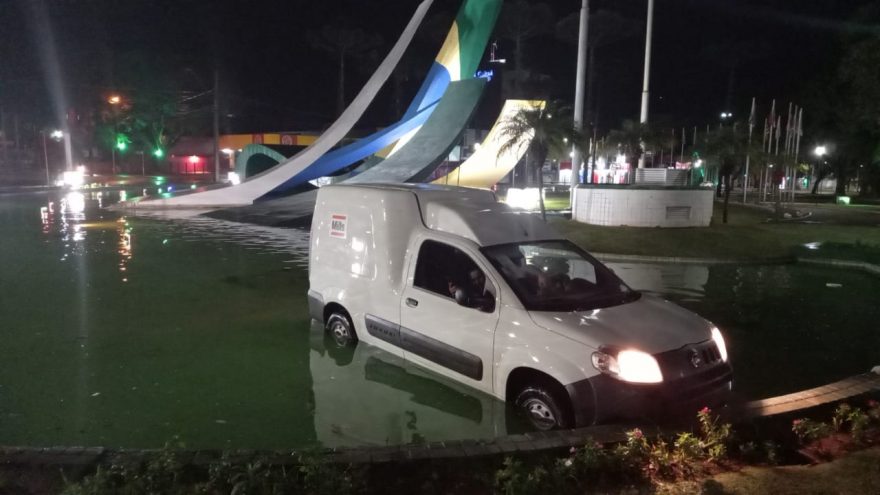 Vídeo mostra homem caindo ao sair do veículo que caiu no chafariz na Praça do Migrante