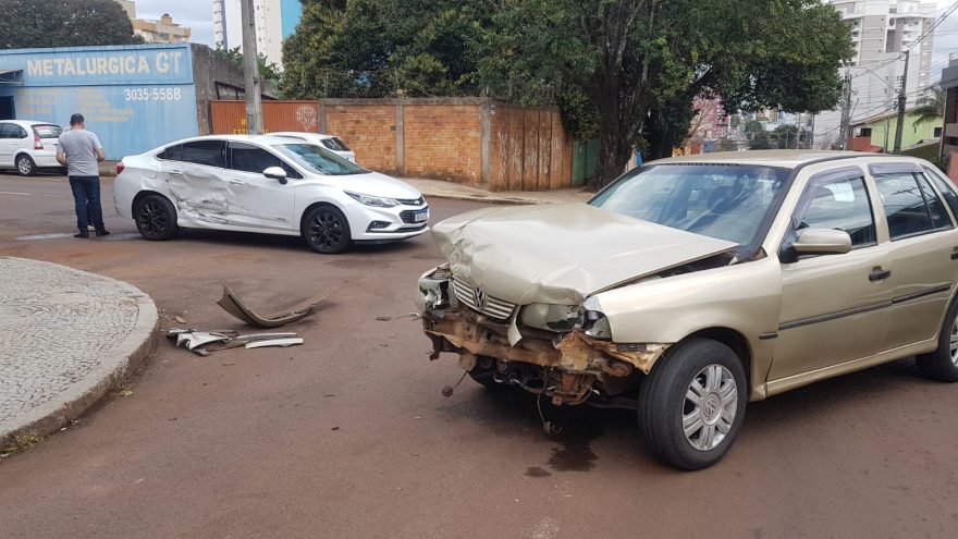 Batida entre dois carros deixa trânsito lento no Centro