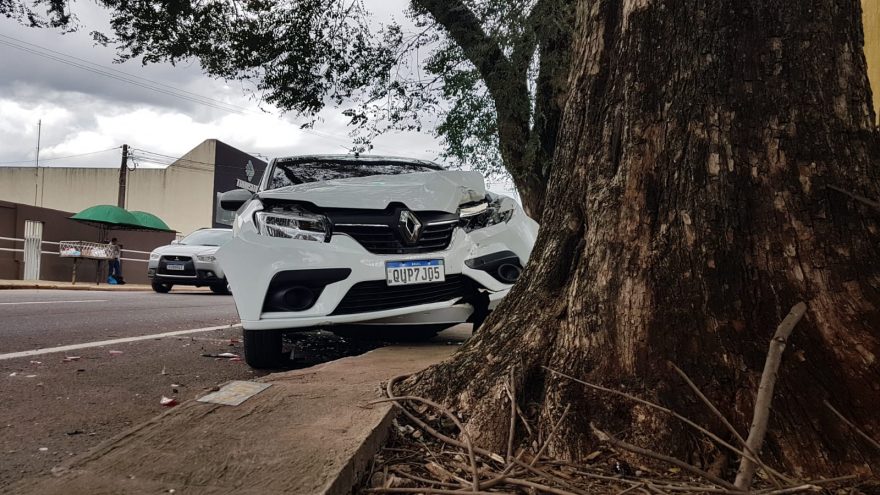 Veículo Sandero atingido por outro carro na Rua Erechim ainda permanece no local do acidente