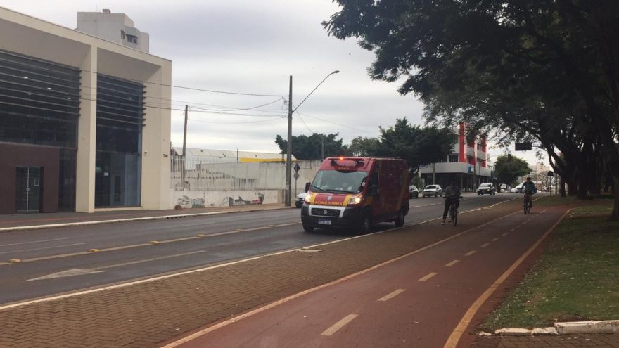 Mulher fica ferida ao sofrer acidente de bicicleta na Avenida Brasil