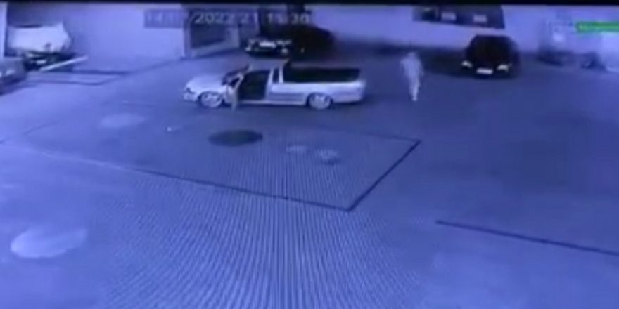 Câmeras de segurança mostram homem estourando vidros de veículo em posto de gasolina