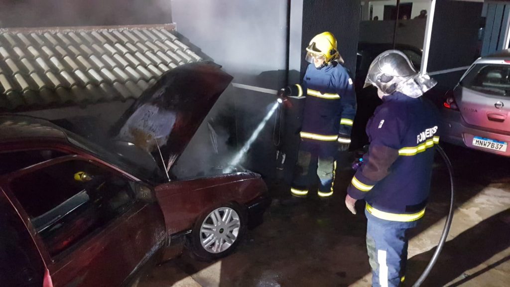 Kadett pega fogo e Bombeiros são mobilizados ao Jardim Veneza Kadett pega fogo e Bombeiros são mobilizados ao Jardim Veneza