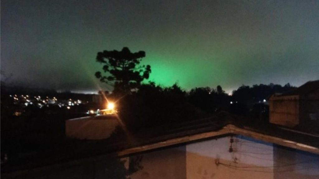 Aurora austral? Céu esverdeado chama a atenção dos cascavelenses Aurora austral? Céu esverdeado chama a atenção dos cascavelenses