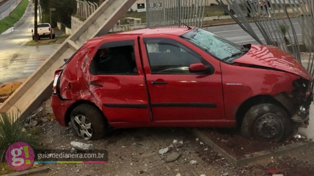 Motorista de Palio perde o controle do veículo e atinge poste no Centro de Medianeira Motorista de Palio perde o controle do veículo e atinge poste no Centro de Medianeira