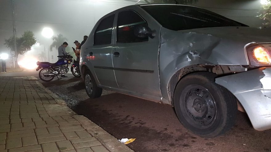 Acidente na Avenida Brasil resulta em motociclista ferido e princípio de confusão