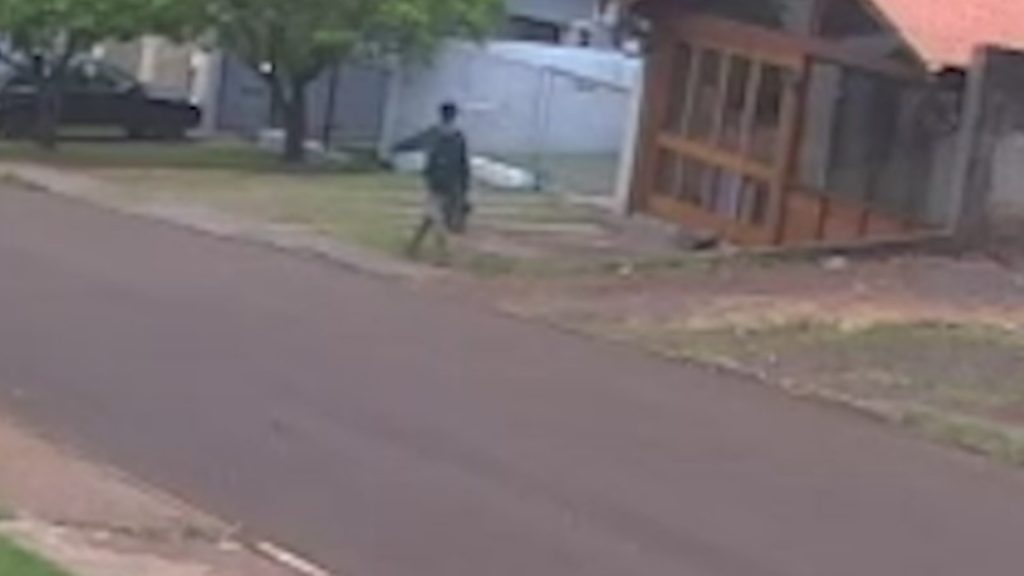 Câmera mostra ladrão pulando muro para furtar em residência no Bairro Santo Onofre Câmera mostra ladrão pulando muro para furtar em residência no Bairro Santo Onofre