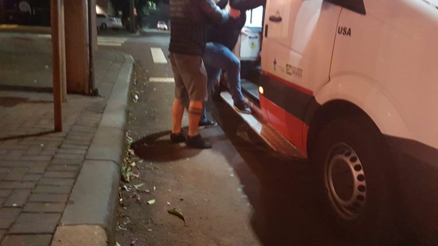 Homem bate a cabeça e fica inconsciente após ser empurrado no Centro