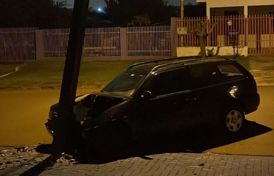 Após colidir veículo em poste, mulher é detida por recusar teste do bafômetro