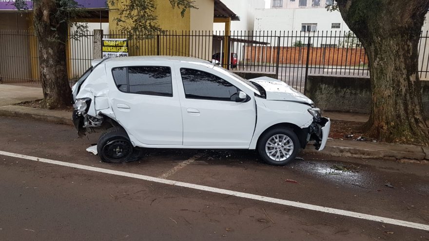 Mais de 30 horas depois de acidente, veículo permanece abandonado na Rua Erechim