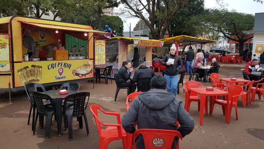 Mesmo com o tempo gelado, Feira do Produtor é opção de lazer na Praça Wilson Joffre
