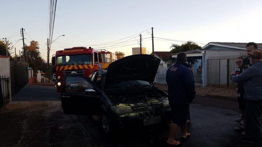 Ao tentar ligar carro, motorista percebe ‘explosão’ em veículo e precisa combater incêndio