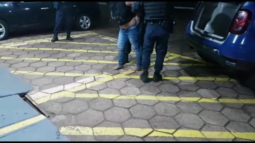 GM é acionada após confusão entre mãe e filha e jovem de 22 anos é detida após desacatar agentes