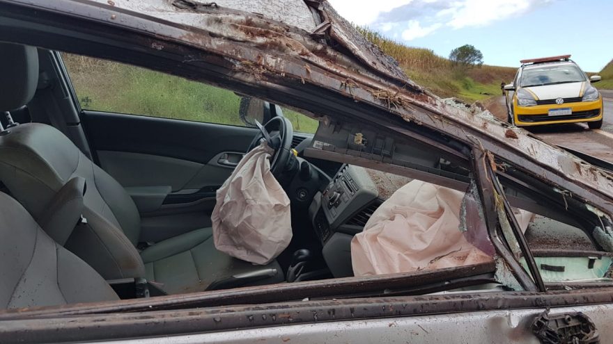 Motorista abandona carro furtado após se envolver em acidente na PR-486