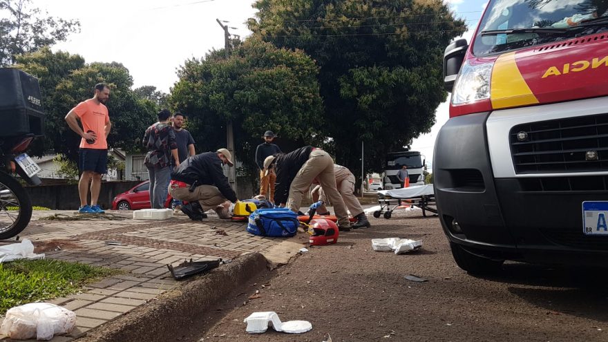 Entregador se fere em acidente no Centro de Cascavel e marmitas ficam espalhadas pela rua