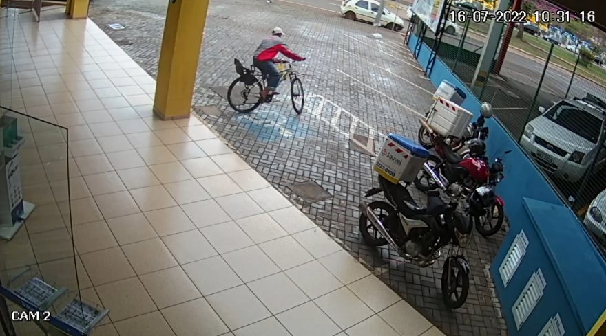 Câmera registra ação de ladrão em furto de bicicleta XKS Kairos na Av. Brasil