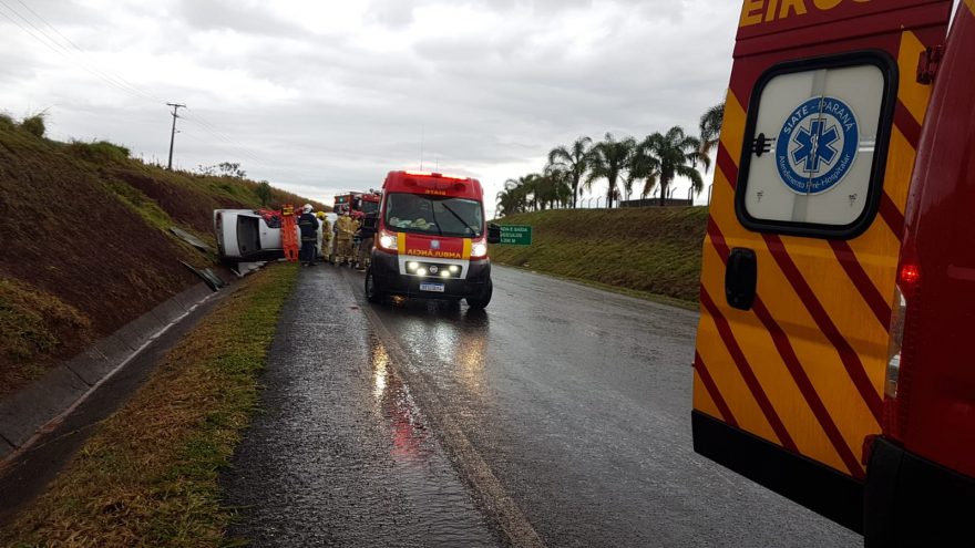 Três pessoas ficam feridas em acidente seguido de capotamento na PR-486 em Cascavel