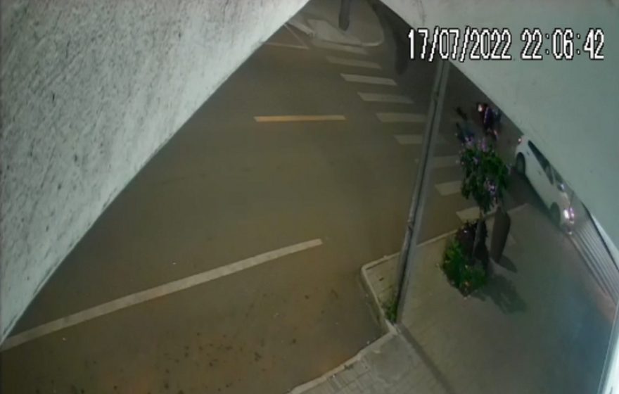 Vídeo mostra colisão que deixou motociclista ferido na Avenida Interlagos