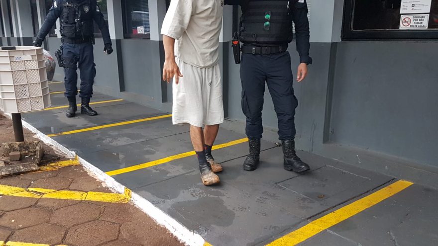 Indivíduo que foi baleado após investir contra Guarda Municipal no Riviera é encaminhado à delegacia
