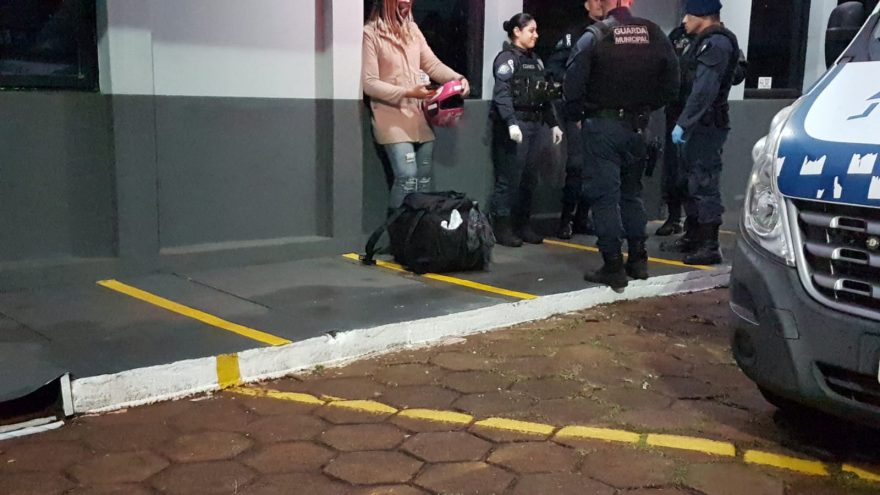 Mulher trans é encaminhada à delegacia após danificar equipamento de supermercado depois de ser chamada de homem