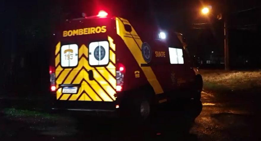 Homem fratura tornozelo durante partida de futebol no Pacaembu