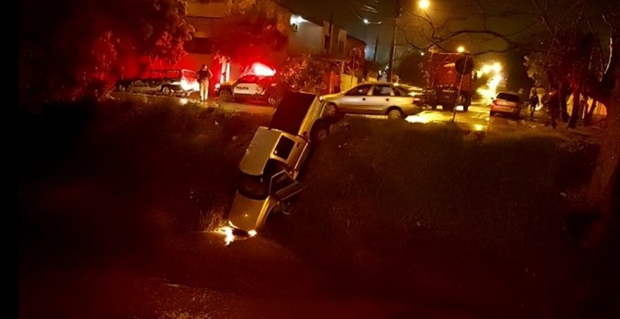 Condutor perde controle de caminhonete e cai em rio, em Francisco Beltrão